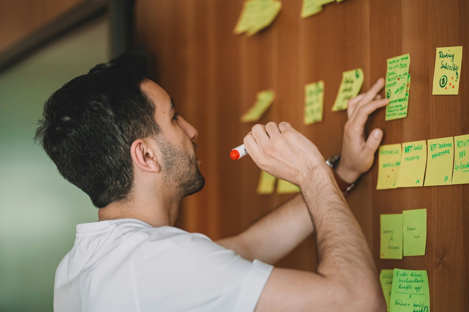 Participant lucrând cu post-it-uri