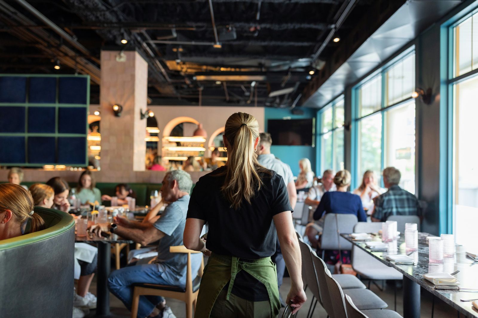 Oameni într-un restaurant urban