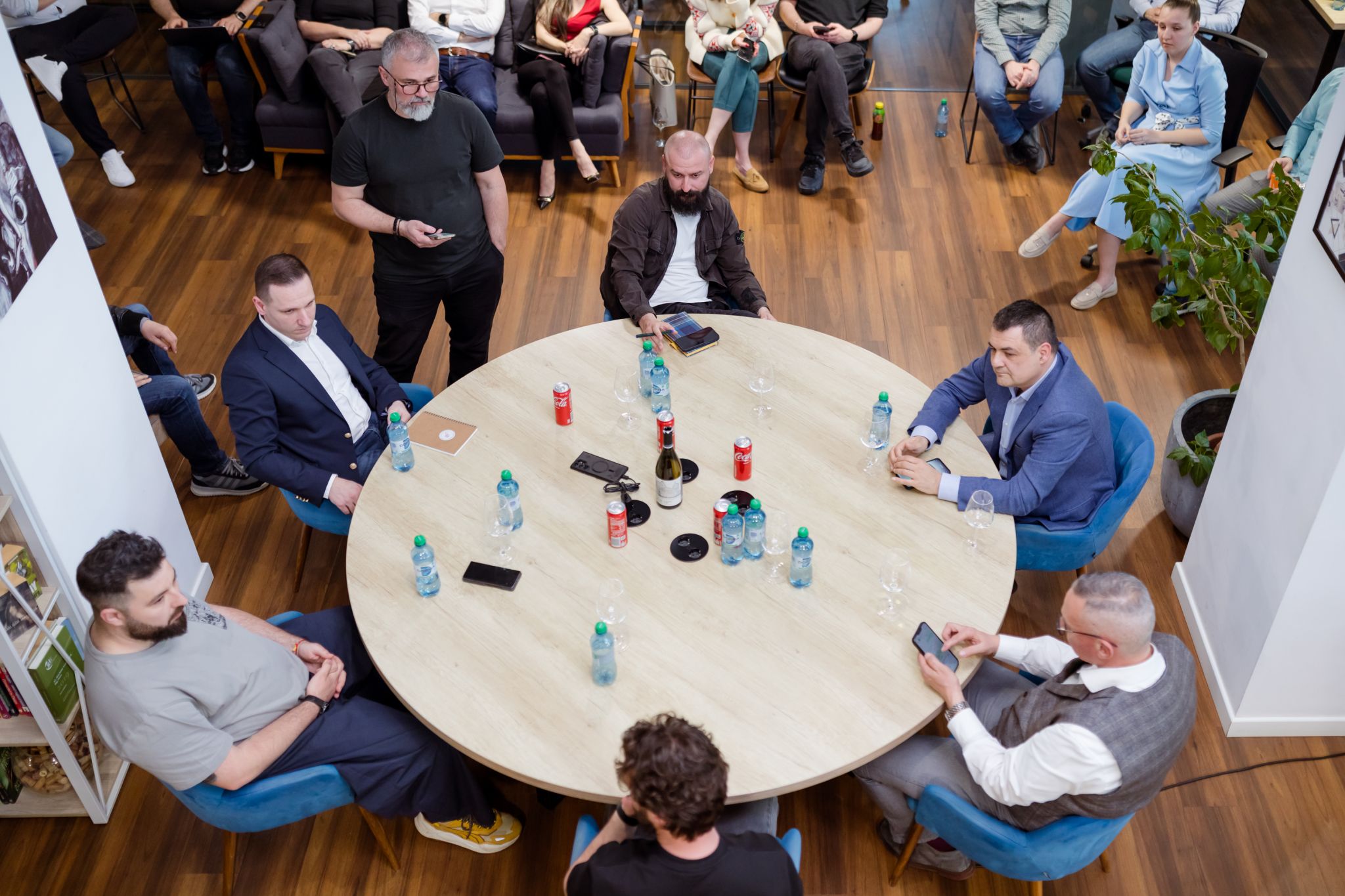 Masă rotundă HCI - vedere de ansamblu